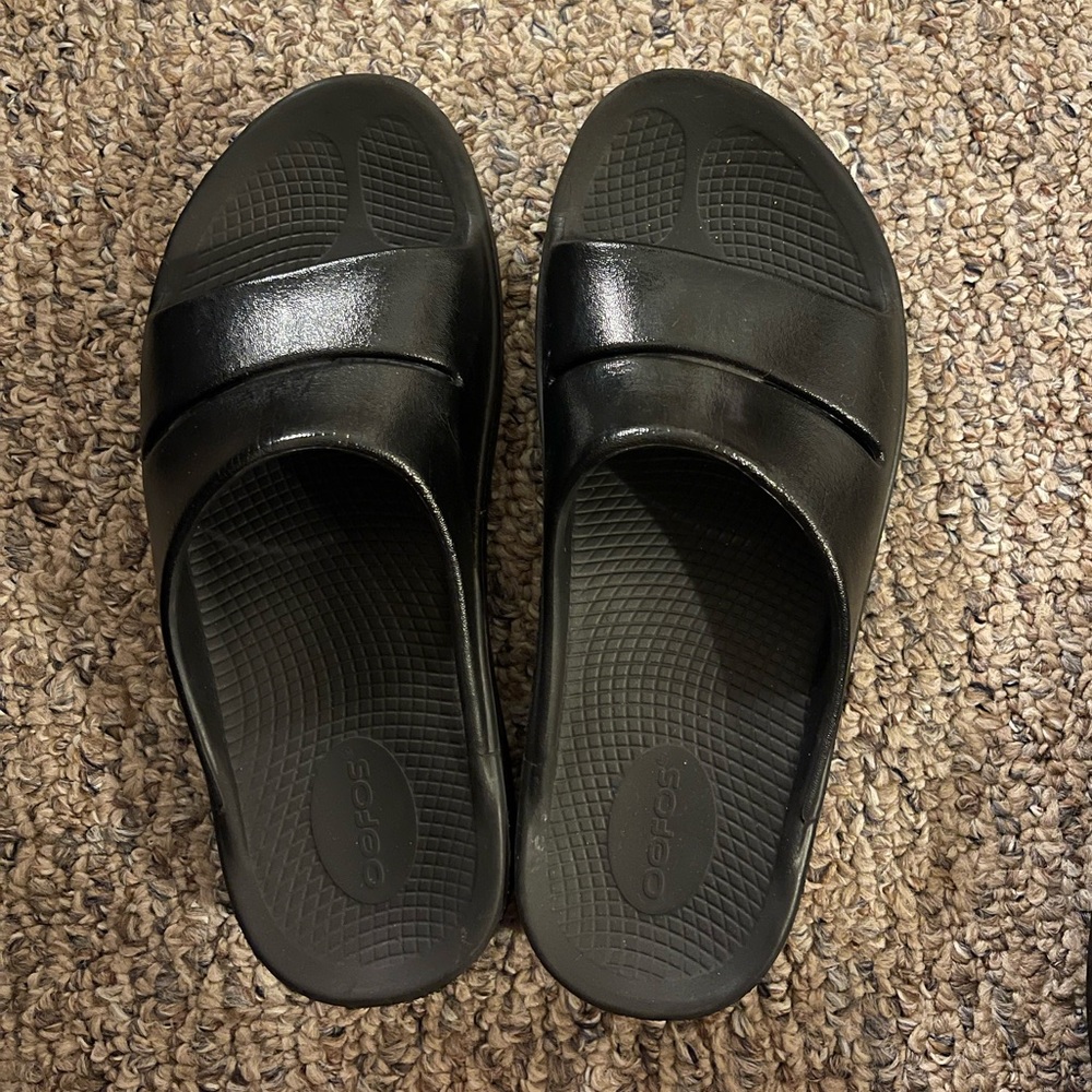 Oofos Sz 9 gently used- LIKE NEW!